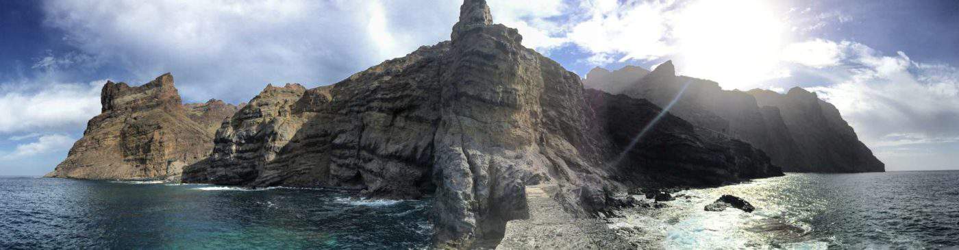 Mirando atrás a La Gomera desde un embarcadero abandonado